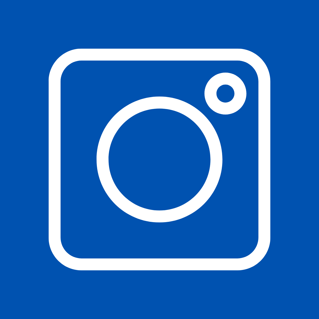 Instagram -  grafika przedstawia logo Instagrama, czyli ikonę aparatu fotograficznego w kolorze białym na granatowym tle 